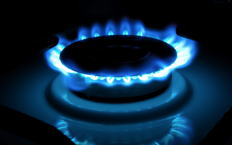 Quemador de gas encendido en llama azul
