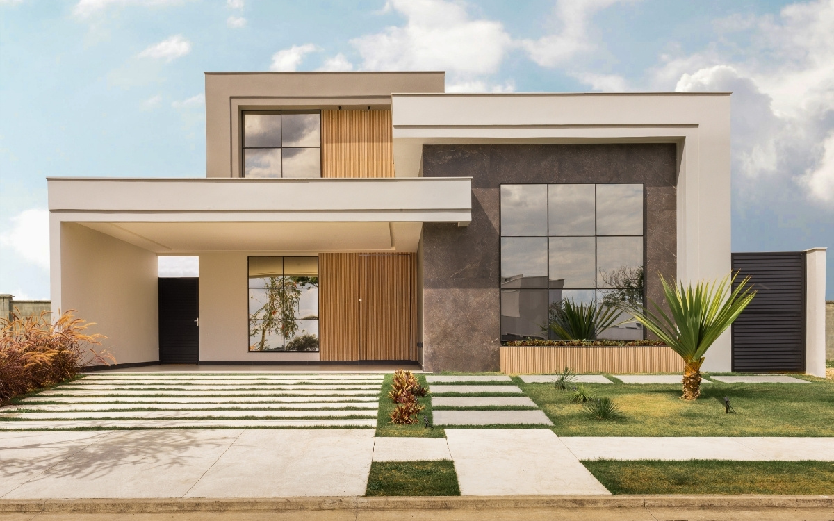 Vivienda unifamiliar moderna con jardín y cielo con nubes